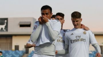 Reinier se besa el escudo del Real Madrid