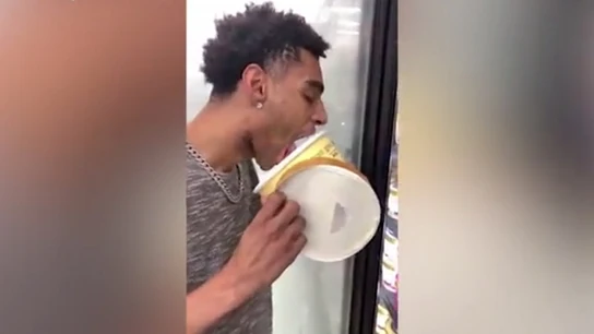 Imagen del joven que ha sido condenado a 30 días de prisión por lamer un helado Imagen del joven que ha sido condenado a 30 días de prisión por lamer un helado