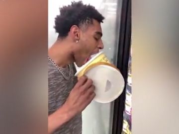 Imagen del joven que ha sido condenado a 30 días de prisión por lamer un helado Imagen del joven que ha sido condenado a 30 días de prisión por lamer un helado