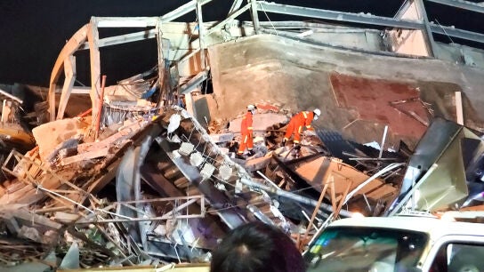 Operarios trabajan en las labores de rescate de los atrapados en el colapso del hotel de Quanzhou