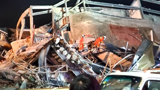 Operarios trabajan en las labores de rescate de los atrapados en el colapso del hotel de Quanzhou Operarios trabajan en las labores de rescate de los atrapados en el colapso del hotel de Quanzhou