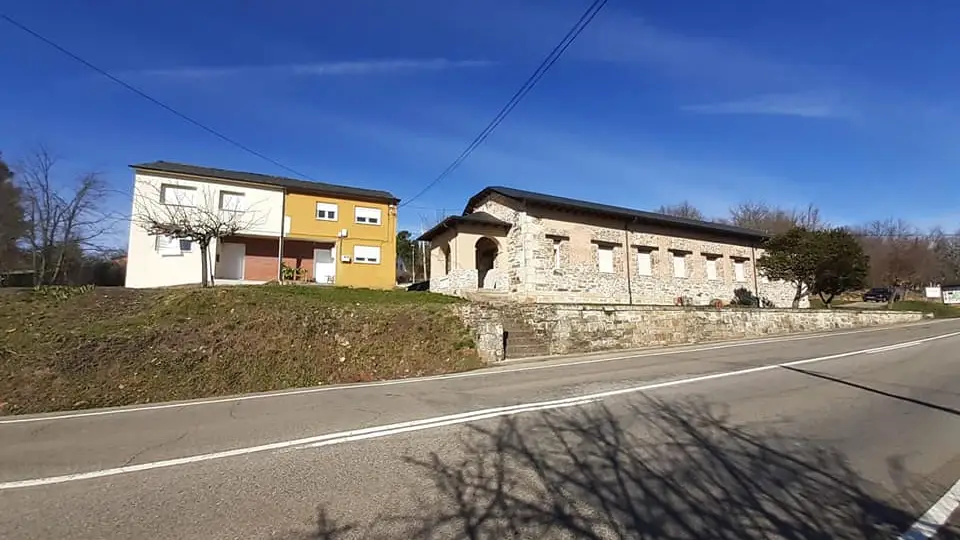 Imagen de la casa ofertada en el pueblo de Ocero, León. 