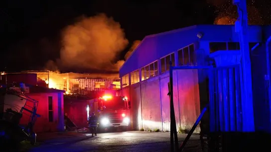 Imagen del incendio en el centro social 'One Happy Family' en la isla de Lesbos, Grecia. Imagen del incendio en el centro social 'One Happy Family' en la isla de Lesbos, Grecia.