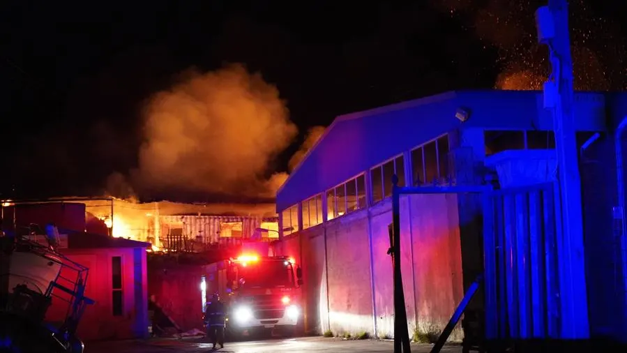 Imagen del incendio en el centro social 'One Happy Family' en la isla de Lesbos, Grecia.