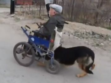 Anatoly Derbenev, junto a su perro Magnus Anatoly Derbenev, junto a su perro Magnus