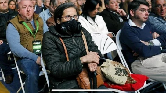 Una asistente con mascarilla al acto de Vox en Vistalegre Una asistente con mascarilla al acto de Vox en Vistalegre