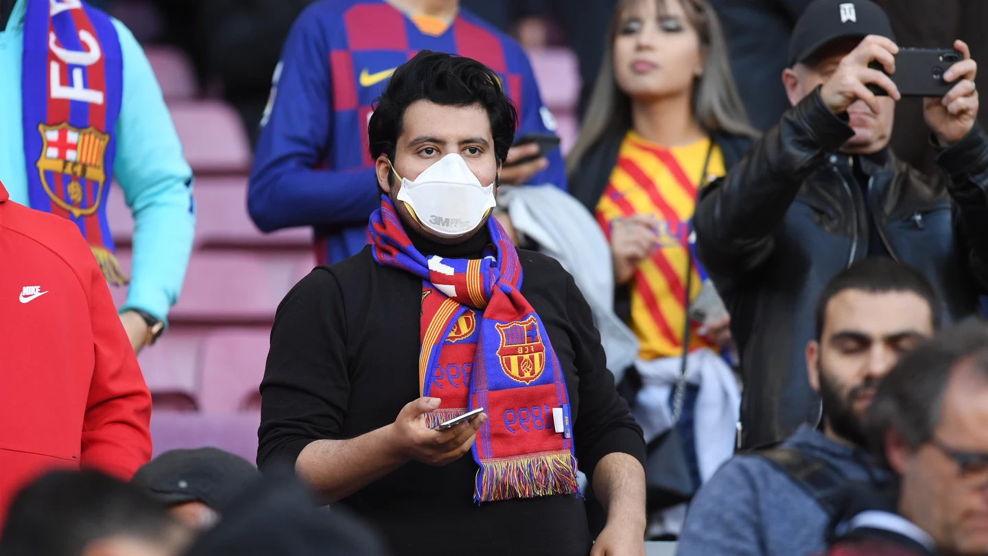 Un aficionado culé con mascarilla en el Camp Nou Un aficionado culé con mascarilla en el Camp Nou