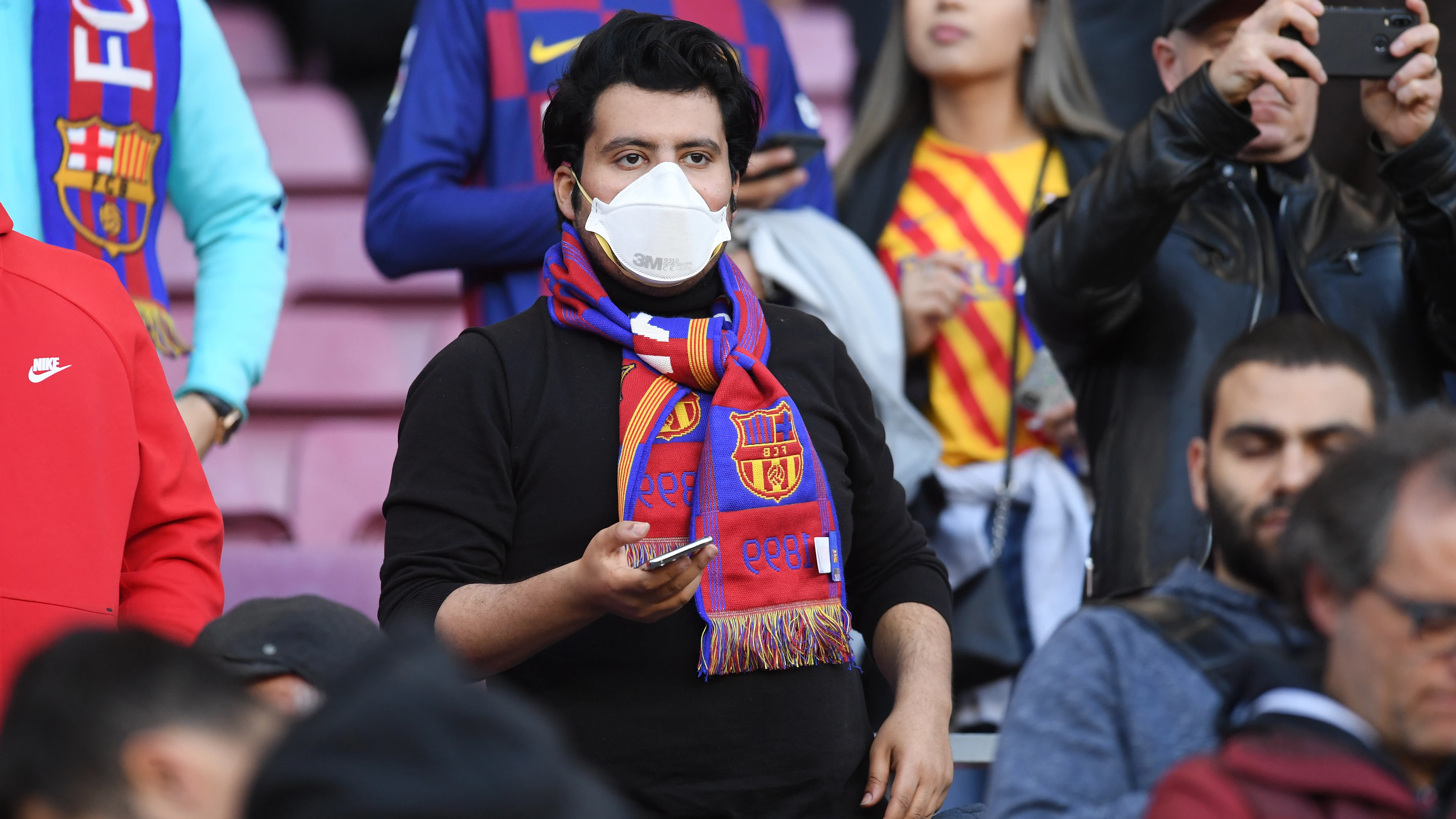 Un aficionado culé con mascarilla en el Camp Nou