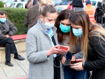 Imagen de archivo de tres jóvenes protegiéndose con mascarillas por el coronavirus Imagen de archivo de tres jóvenes protegiéndose con mascarillas por el coronavirus