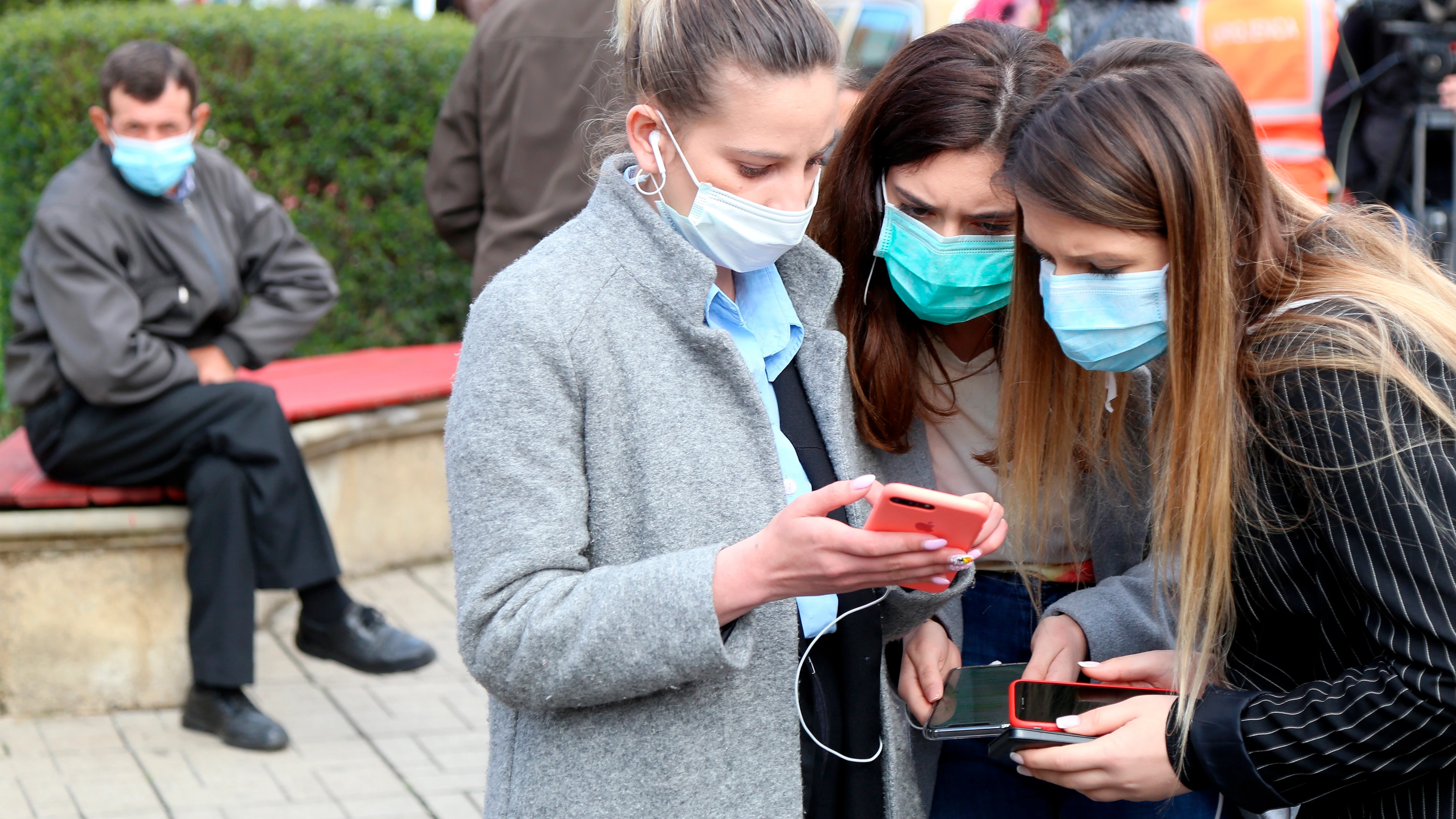 Imagen de archivo de tres jóvenes protegiéndose con mascarillas por el coronavirus