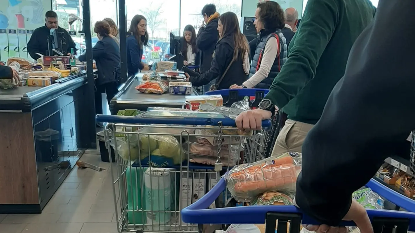 Largas colas en los supermercados de Madrid Largas colas en los supermercados de Madrid