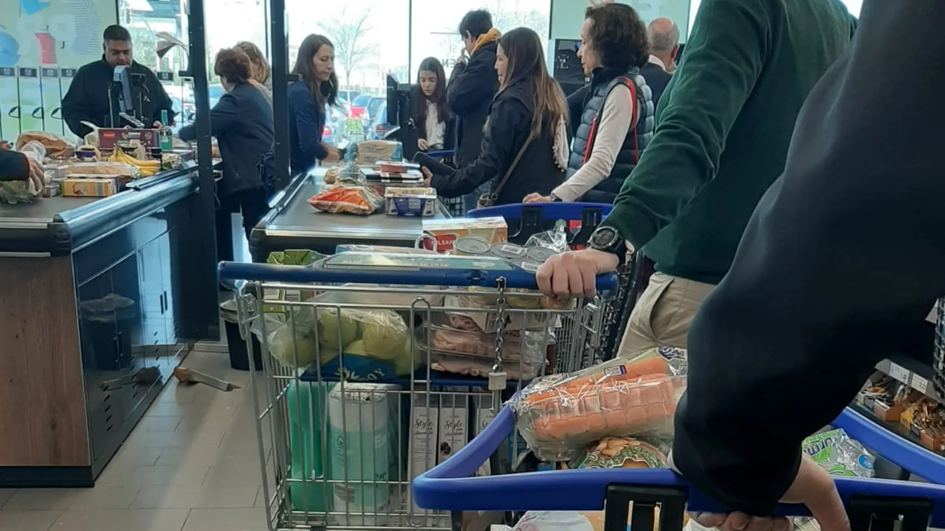 Largas colas en los supermercados de Madrid
