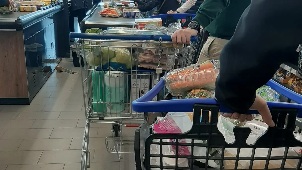 Largas colas en los supermercados de Madrid