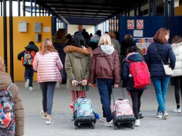 Los profesores de Madrid tendrán que seguir acudiendo a los centros educativos a pesar del cierre por coronavirus Los profesores de Madrid tendrán que seguir acudiendo a los centros educativos a pesar del cierre por coronavirus