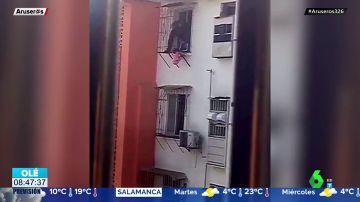Así rescataron unos vecinos a una niña de dos años que tenía el cuello atascado entre las barras de seguridad de un balcón. En este vídeo puedes ver cómo la salvaron.
