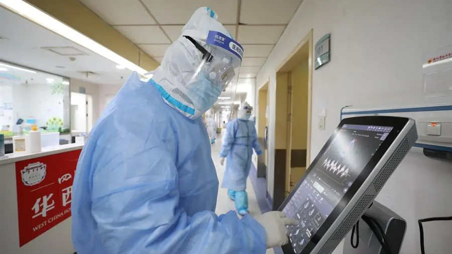 Personal sanitario en un hospital de Wuhan