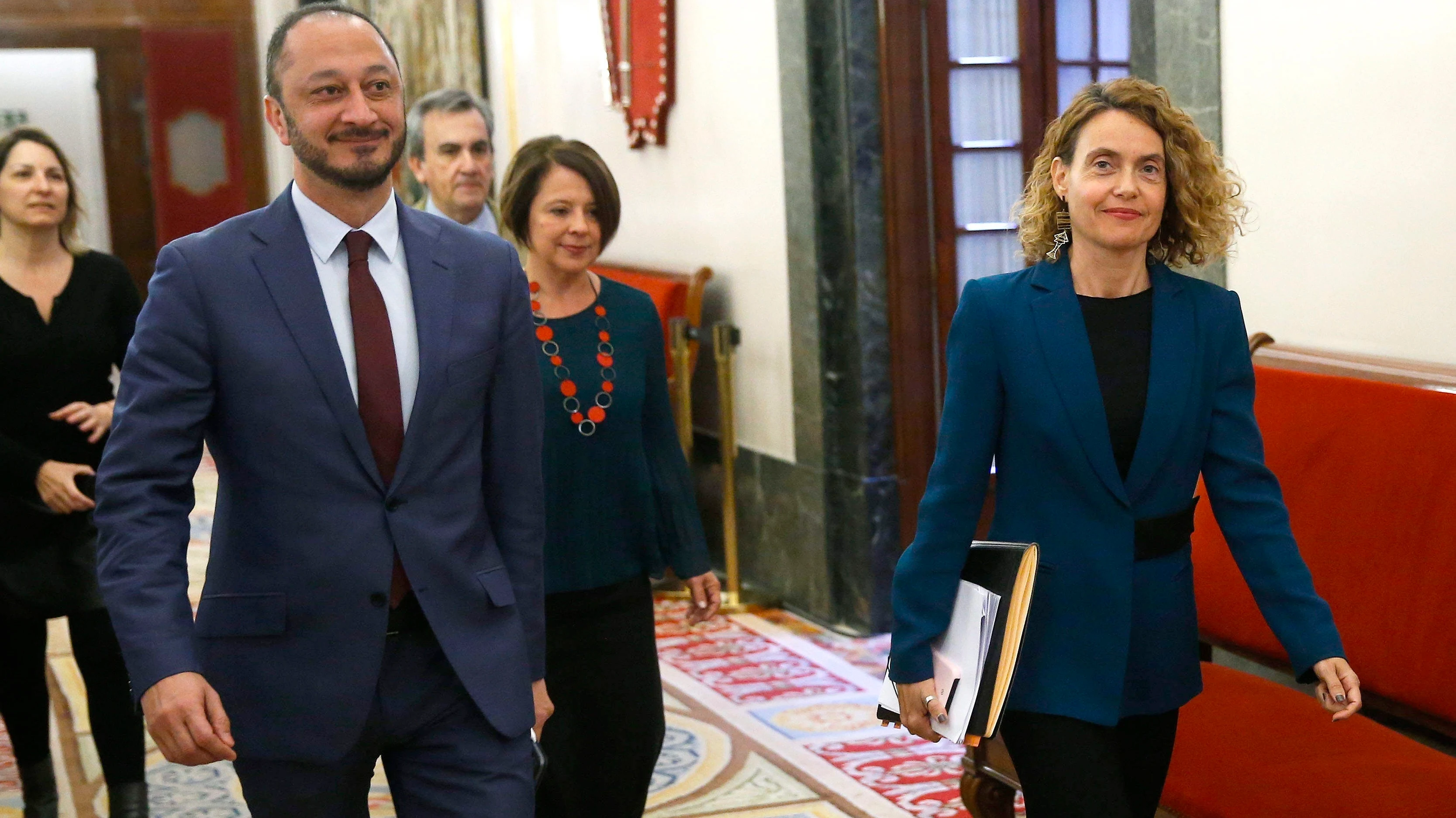 La presidenta del Congreso, Meritxell Batet, acompañada del vicepresidente primero de la Mesa de la Cámara Baja, Alfonso Rodríguez de Celis