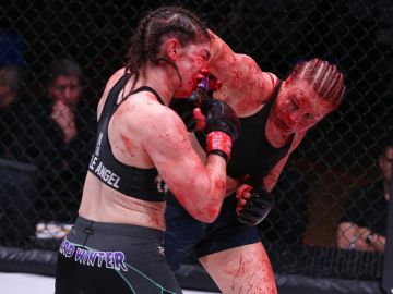 Sangrienta pelea de Julija Stoliarenko y Lisa Verzosa Sangrienta pelea de Julija Stoliarenko y Lisa Verzosa