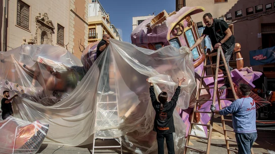 Varios operarios trabajan en el desmontaje de la falla de El Pilar, Valencia Varios operarios trabajan en el desmontaje de la falla de El Pilar, Valencia