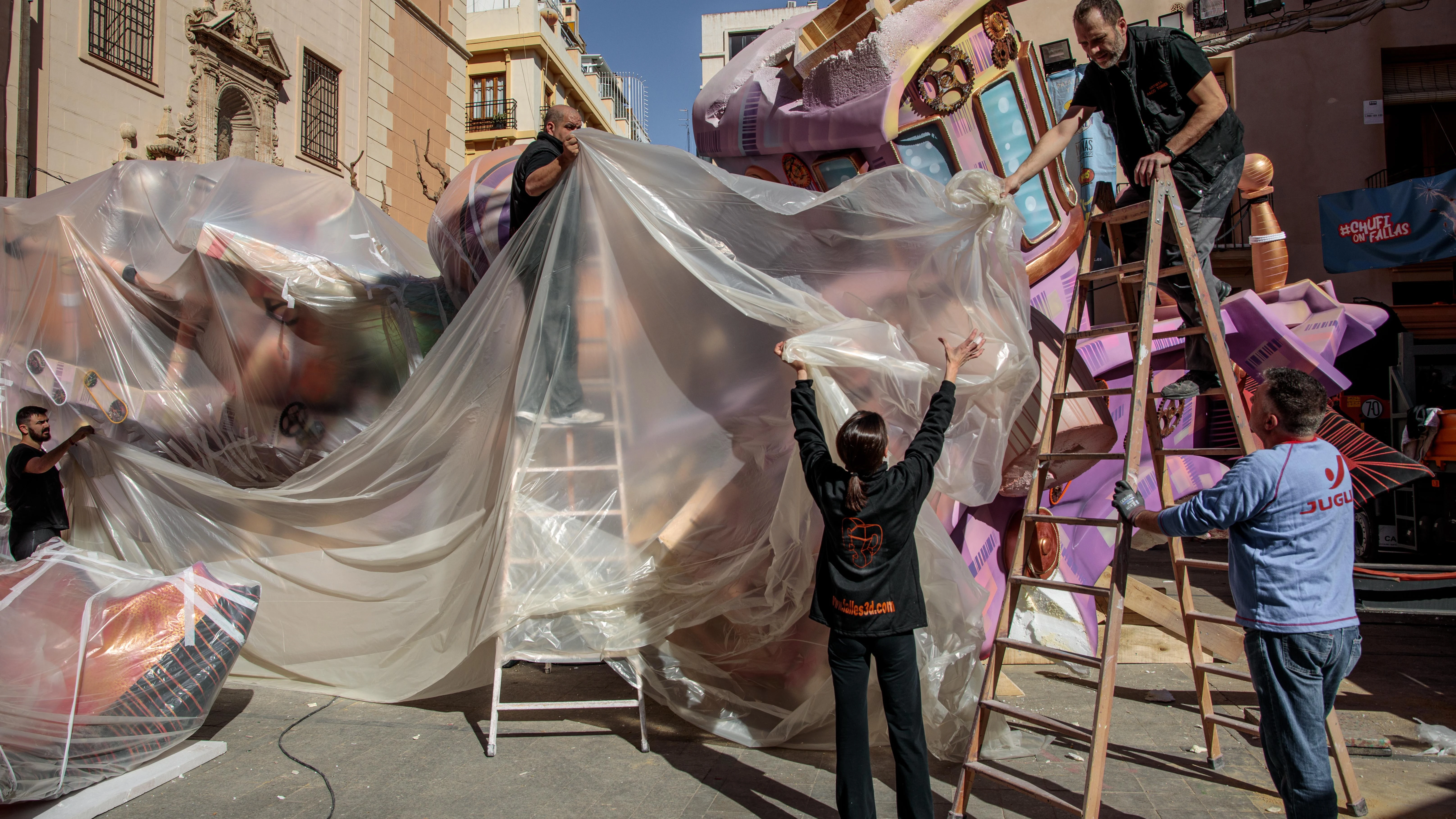 Varios operarios trabajan en el desmontaje de la falla de El Pilar, Valencia