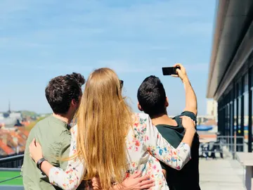 Tres jóvenes haciéndose un selfie Tres jóvenes haciéndose un selfie