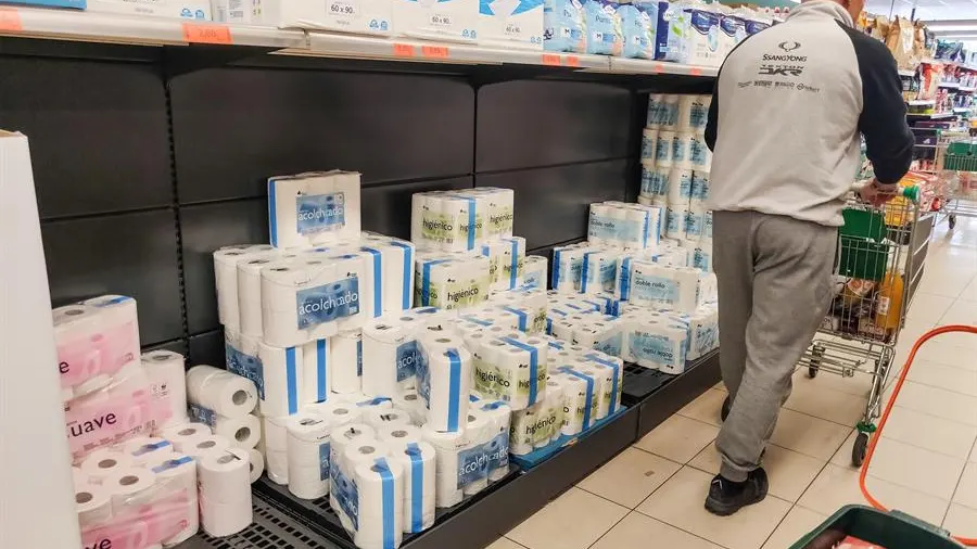 Varios clientes realizan la compra en un supermercado en Madrid