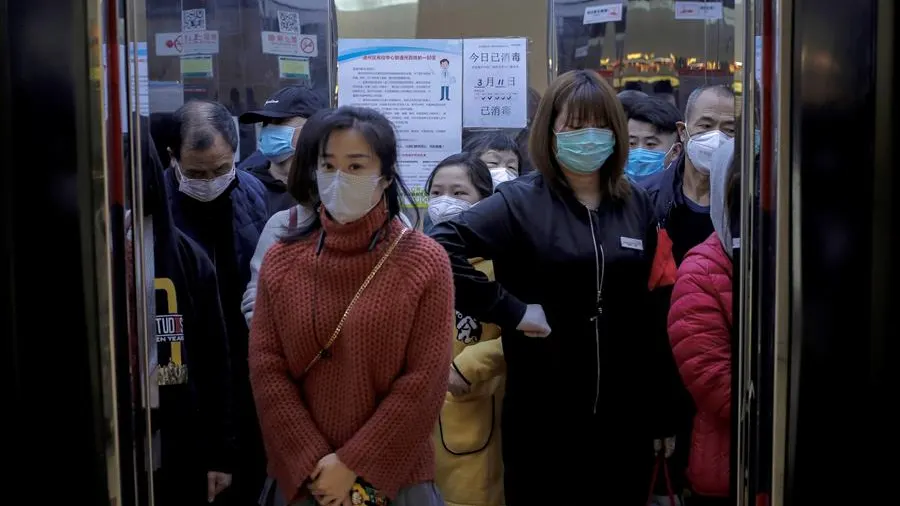 Clientes en el ascensor de un centro comercial de Beijing (China)