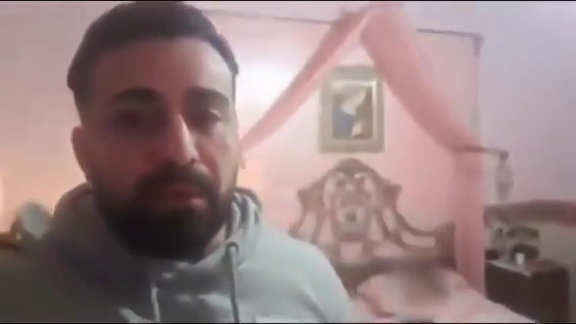 El desgarrador vídeo de un italiano atrapado en casa con su hermana muerta por coronavirus: "Estoy destruido"