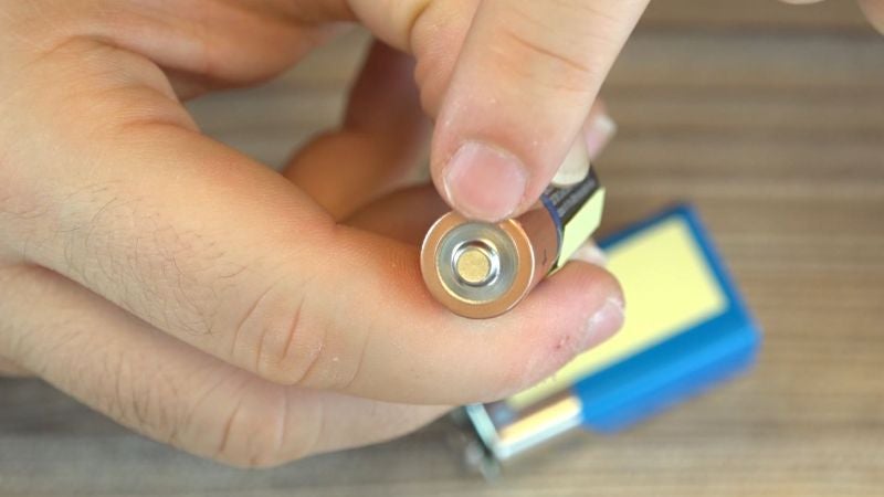 El peligro oculto de almacenar pilas y baterías en un cajón cualquiera