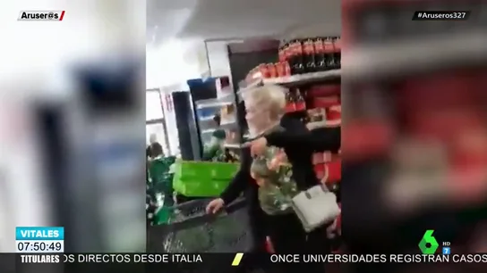 Con bolsas en la cabeza: así es el curioso método de una familia para 'evitar' el contagio por coronavirus al hacer la compra en el súper Con bolsas en la cabeza: así es el curioso método de una familia para 'evitar' el contagio por coronavirus al hacer la compra en el súper