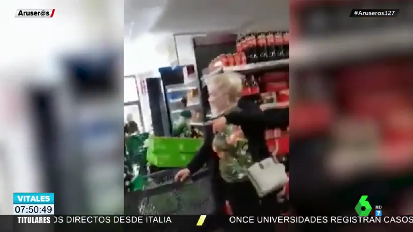 Con bolsas en la cabeza: así es el curioso método de una familia para 'evitar' el contagio por coronavirus al hacer la compra en el súper Con bolsas en la cabeza: así es el curioso método de una familia para 'evitar' el contagio por coronavirus al hacer la compra en el súper