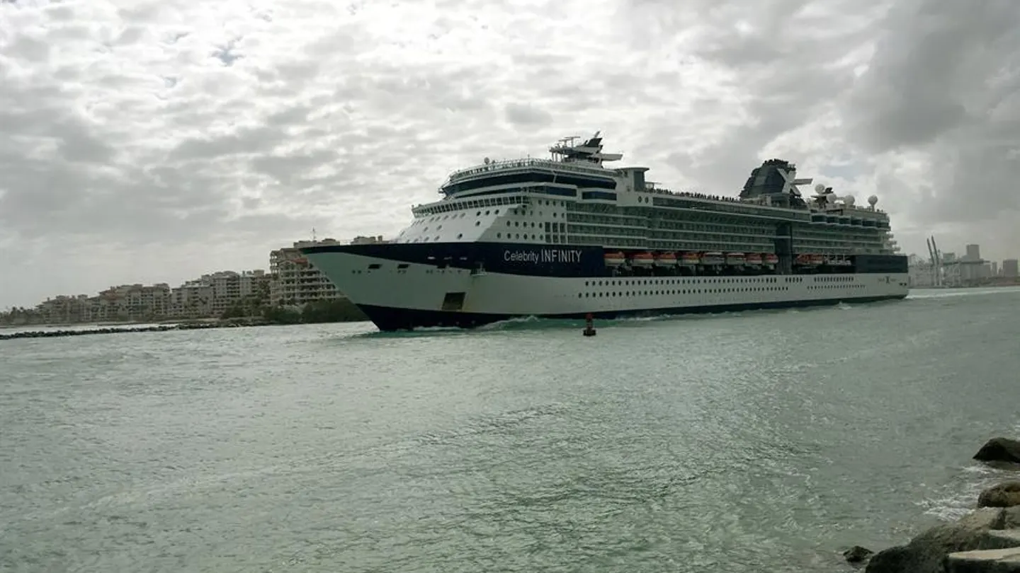 El crucero Celebrity Infinity zarpa desde el puerto de Miami, Florida (EE.UU.). El crucero Celebrity Infinity zarpa desde el puerto de Miami, Florida (EE.UU.).