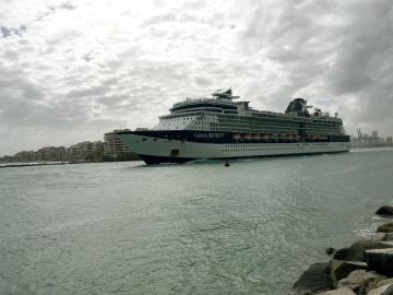 El crucero Celebrity Infinity zarpa desde el puerto de Miami, Florida (EE.UU.). El crucero Celebrity Infinity zarpa desde el puerto de Miami, Florida (EE.UU.).