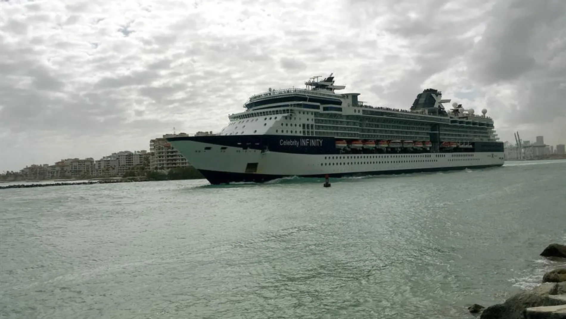 El crucero Celebrity Infinity zarpa desde el puerto de Miami, Florida (EE.UU.).