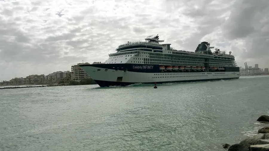 El crucero Celebrity Infinity zarpa desde el puerto de Miami, Florida (EE.UU.).