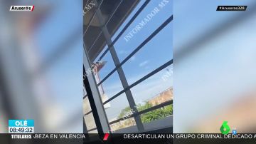 La admirable templanza de una profesora al calmar a sus alumnos durante un tiroteo: "Chicos, son cohetes, tranquilos"