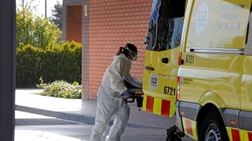 Trabajadora con mascarilla