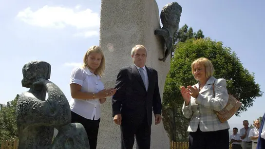 La familia de Miguel Ángel Blanco en un acto: La hermana, Mari Mar, el padre, Miguel Blanco, y la madre, Consuelo Garrido La familia de Miguel Ángel Blanco en un acto: La hermana, Mari Mar, el padre, Miguel Blanco, y la madre, Consuelo Garrido
