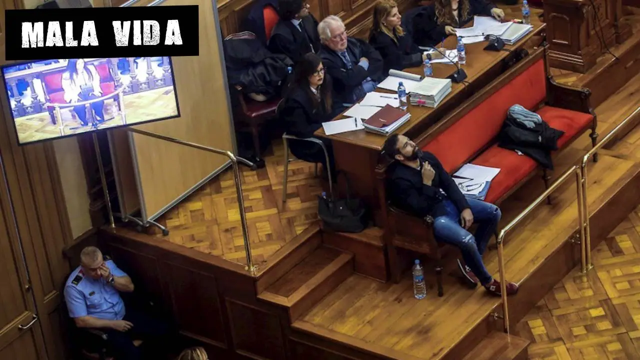Rosa Peral declara mientras su compañero de acusación observa desde el banquillo Mala Vida