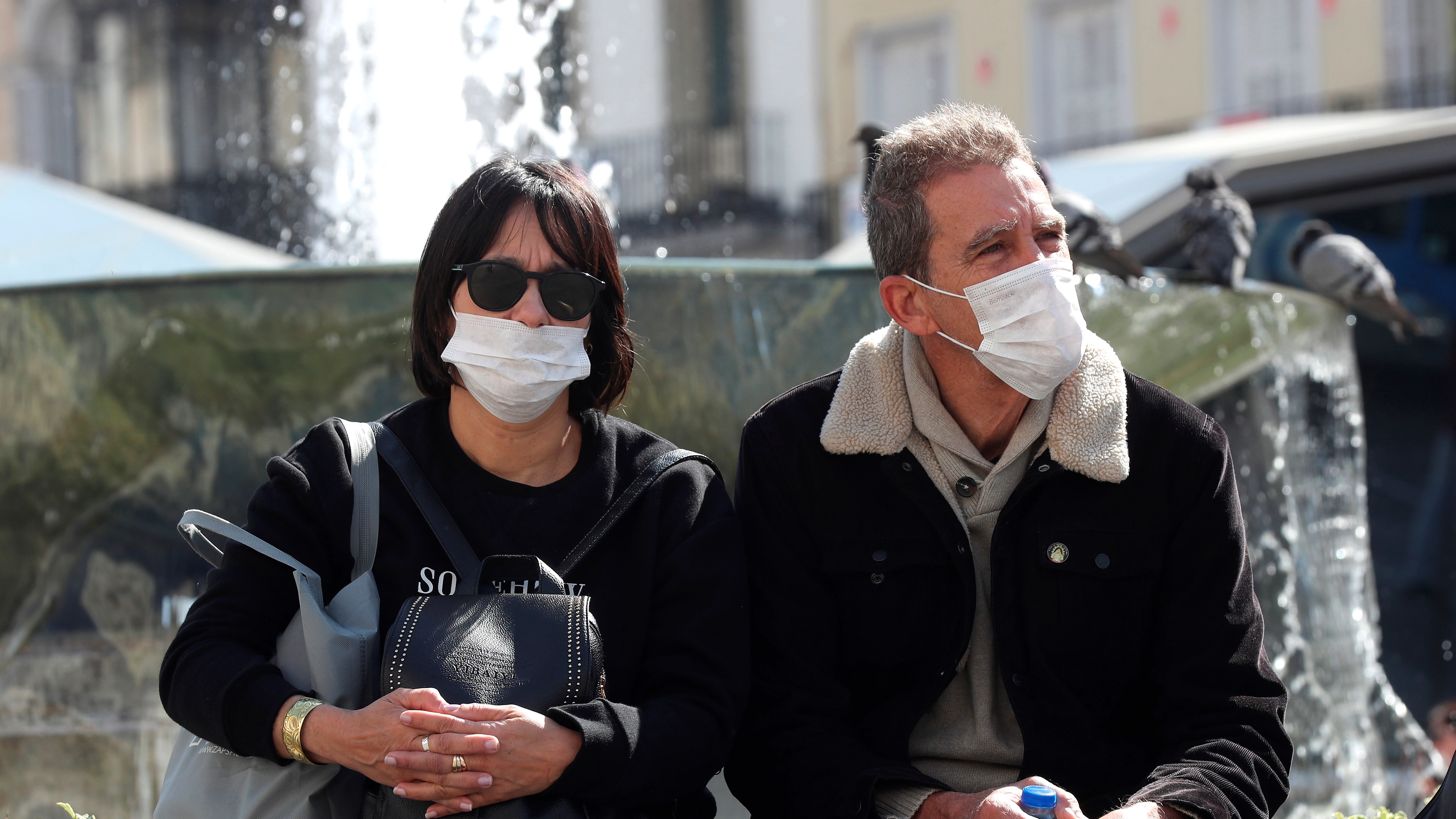 Dos ciudadanos con mascarillas, en Madrid