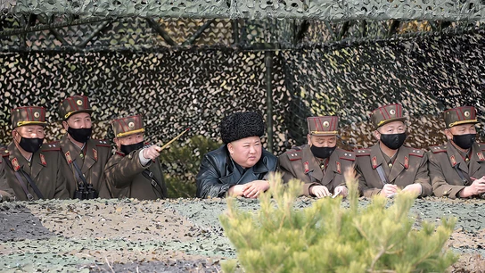 Kim Jong-un, sin mascarilla, rodeado de militares con mascarillas Kim Jong-un, sin mascarilla, rodeado de militares con mascarillas