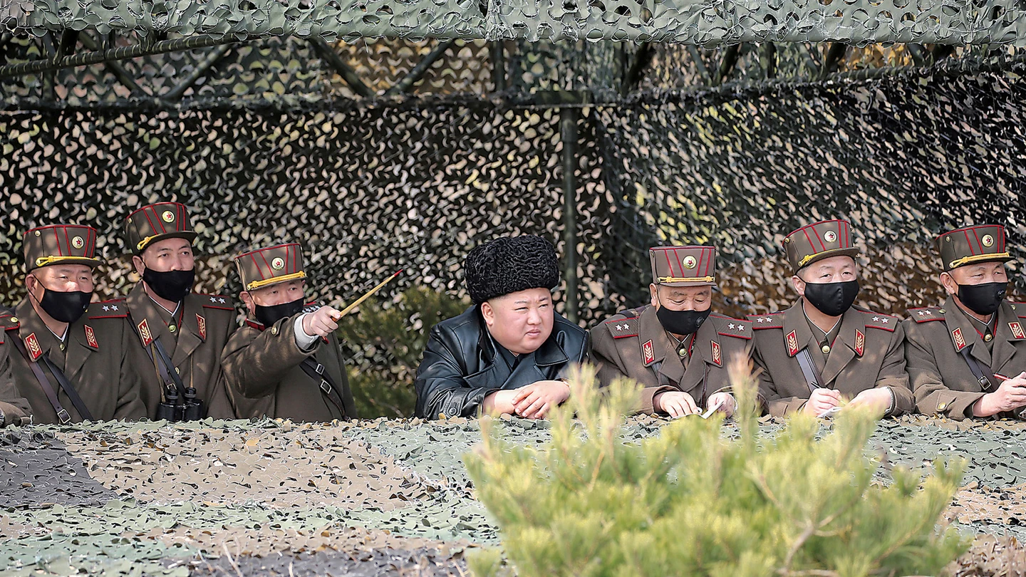 Kim Jong-un, sin mascarilla, rodeado de militares con mascarillas Kim Jong-un, sin mascarilla, rodeado de militares con mascarillas
