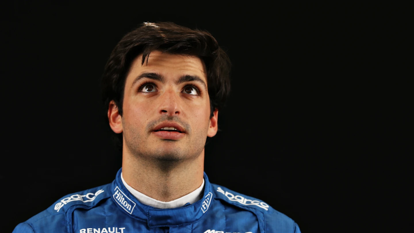 Carlos Sainz mira al cielo Carlos Sainz mira al cielo