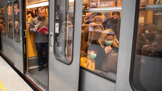 Ciudadanos dentro del metro en Bruselas Ciudadanos dentro del metro en Bruselas