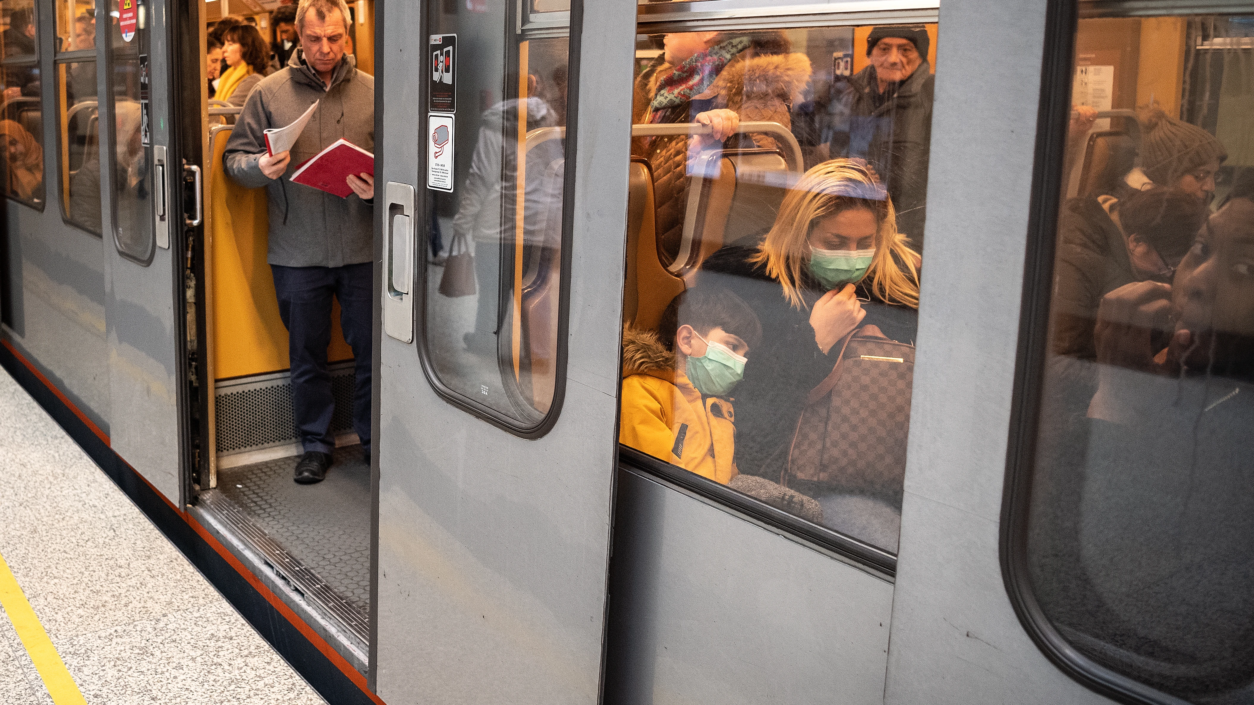 Ciudadanos dentro del metro en Bruselas