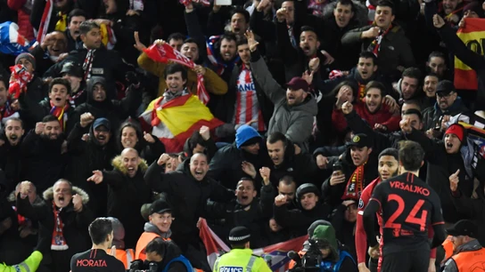 Aficionados del Atlético de Madrid en las gradas de Anfield Aficionados del Atlético de Madrid en las gradas de Anfield