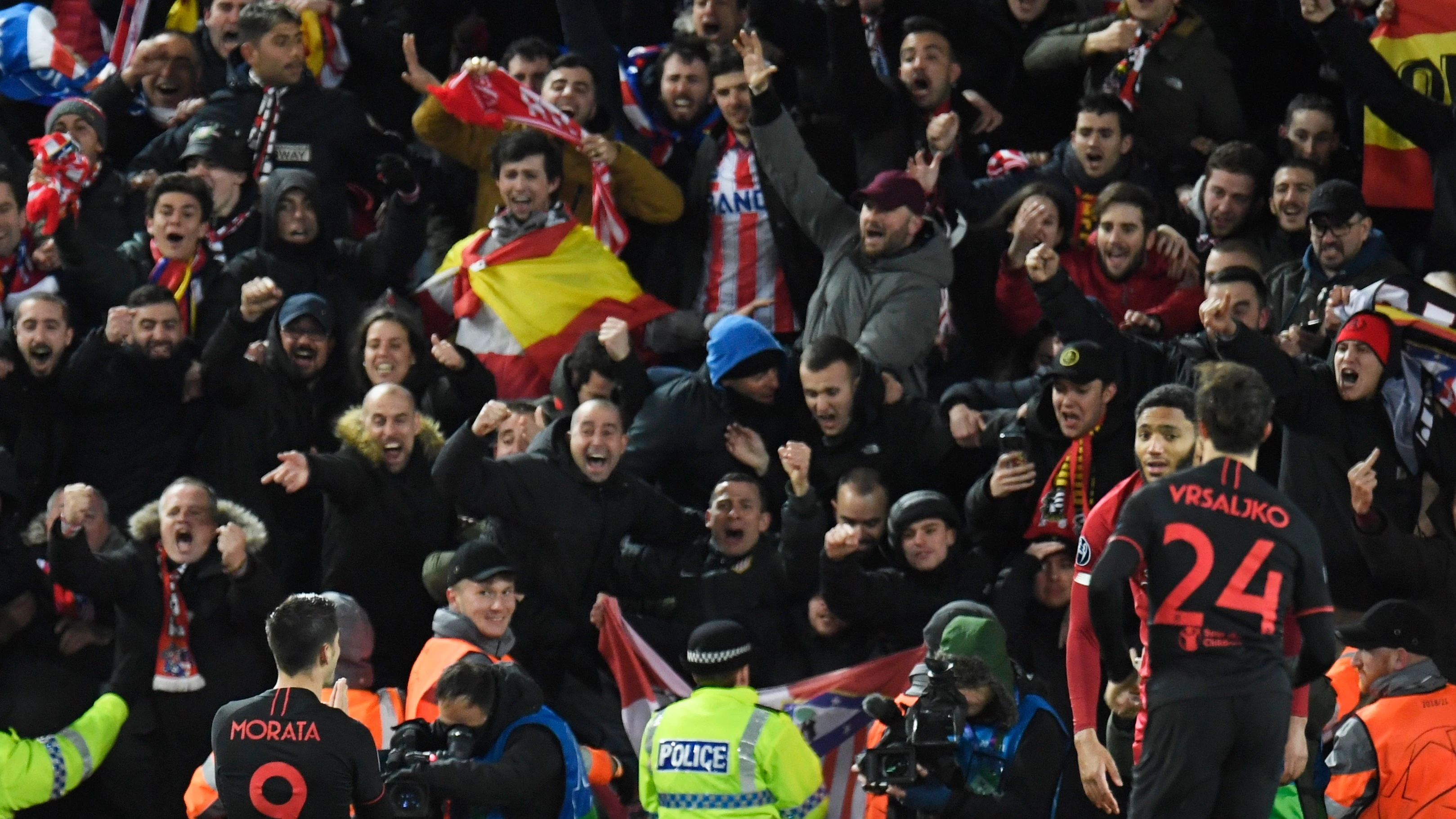 Aficionados del Atlético de Madrid en las gradas de Anfield