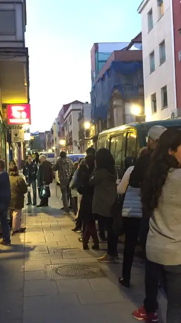 Otra gran cola en un estanco Otra gran cola en un estanco