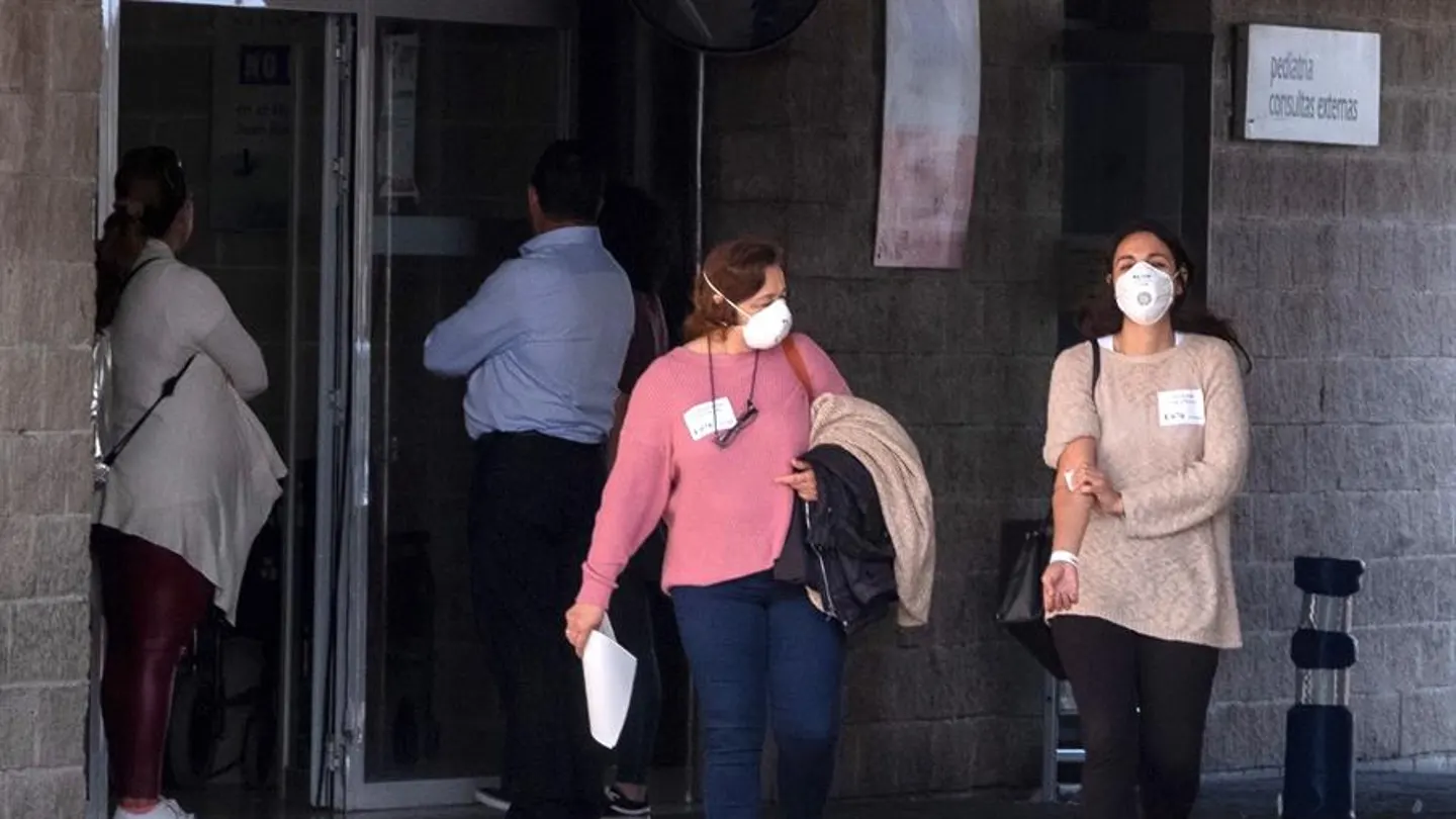 Dos mujeres con mascarillas Dos mujeres con mascarillas
