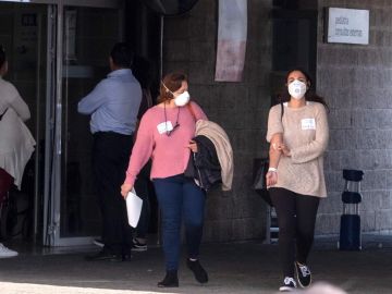 Dos mujeres con mascarillas Dos mujeres con mascarillas